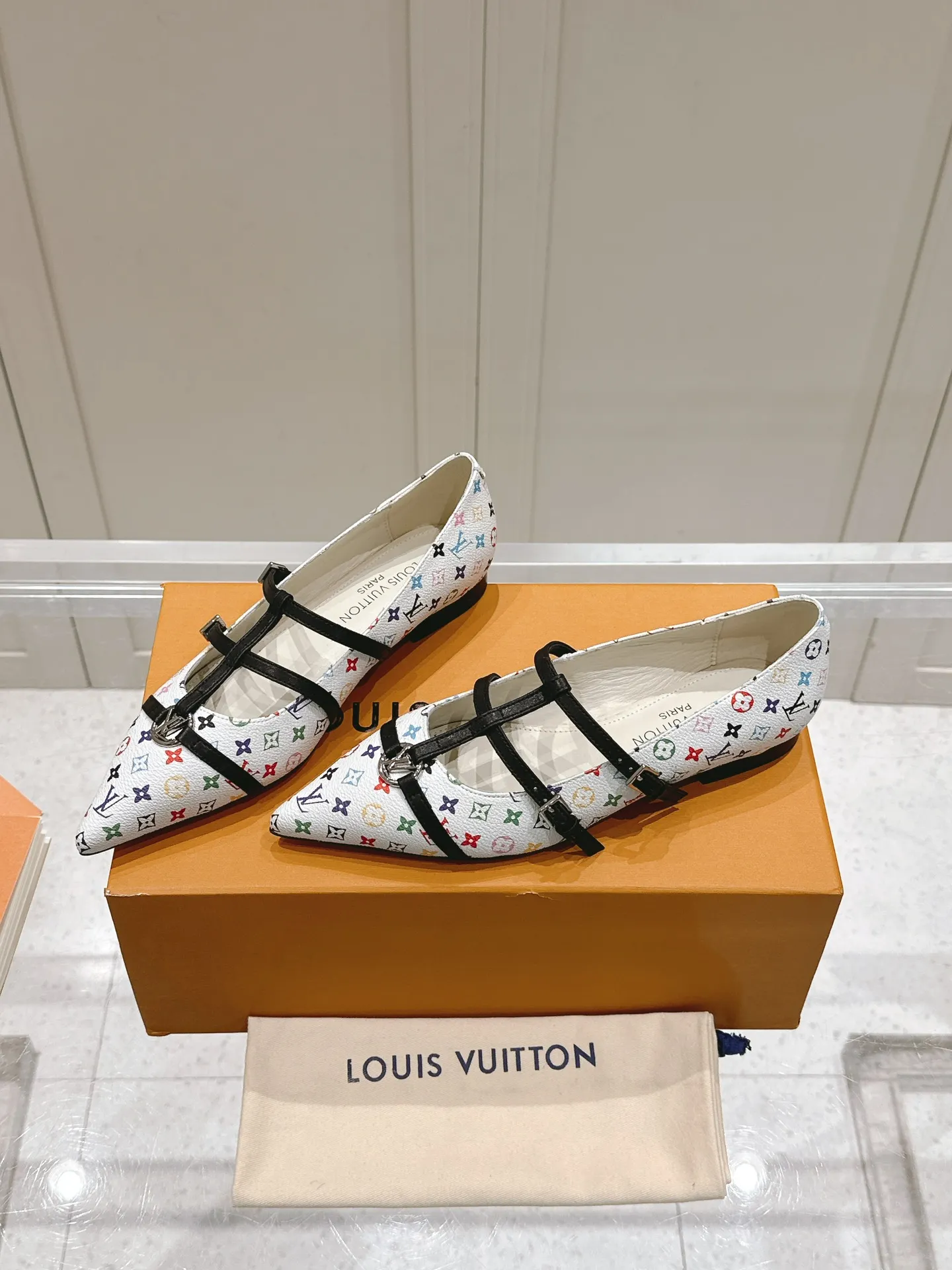 👟👟Ex-factory price 680👟👟 L V➕ Murakami Takashi co-branded series top quality louis vuitton ss25 new arrival～ LV.2025 spring and summer series｜new pointed toe high heels🆕 The small pointed toe of the eagle is matched with a hollow leather strip and a small square buckle to adjust the tightness, and the LV hardware "logo" is embellished, and the details and texture are particularly high-end! The sharp styling effect is a visual feast💯It is difficult to conceal the elegant temperament of LV. It is easy to wear, comfortable, sexy and exquisite ~ Grade A sheepskin lining is soft and breathable. The genuine leather outsole imported from Italy is easy to wear and will not tire your feet. Size: 35-40 (41 customized items are non-refundable)
